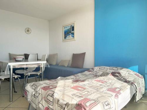 une chambre avec un lit, une table et un canapé dans l'établissement Studio au Lavandou avec parking, accès direct plage - FR-1-251-252, au Lavandou