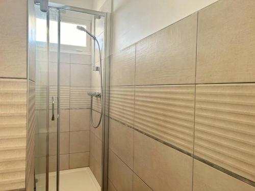 une douche avec une porte vitrée dans une salle de bain dans l'établissement Studio au Lavandou avec parking, accès direct plage - FR-1-251-252, au Lavandou