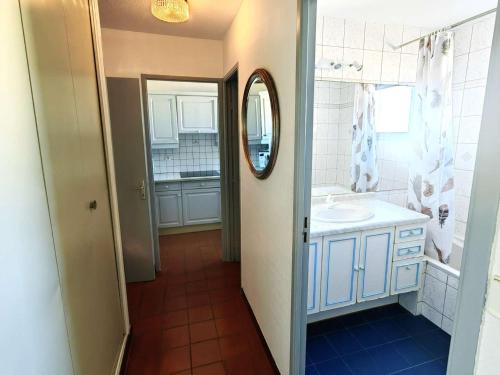 une salle de bain avec un lavabo et un miroir dans l'établissement Superbe T3 avec piscine, plage à 30m, Cap d'Agde - FR-1-607-82, au Cap d'Agde