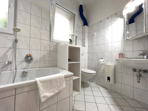 Ένα μπάνιο στο Große Maisonette-Wohnung by Rabe - Gartenabteil, Smart-TV, Netflix