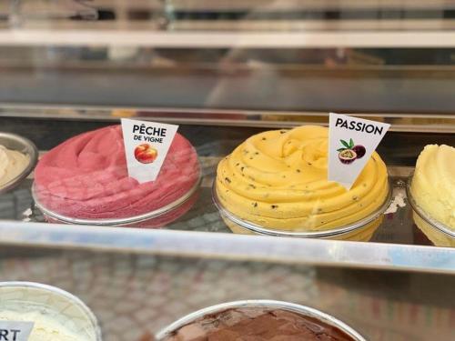 deux types différents de gâteaux dans une vitrine dans l'établissement Appartement 2P avec terrasse, garage, 250m plage, 4 pers, WiFi optionnel - FR-1-307-165, au Grau-du-Roi