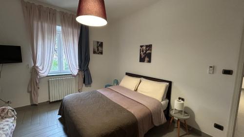 1 dormitorio con cama y ventana en Ankon Apartment La Casa di Joye & Nemi en Ancona