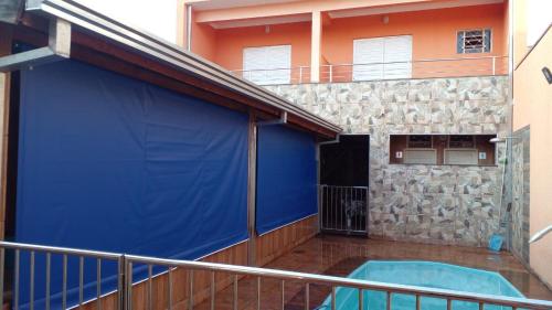 a building with a blue cover on a balcony at Recanto Beija-Flor in Ribeirão Preto