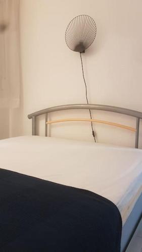 - une table avec un ventilateur au-dessus d'un lit dans l'établissement Appartement LE CAP D'AGDE Savannah beach 1,rez de jardin, accès piscine et plage. 4 PERSONNES, au Cap d'Agde