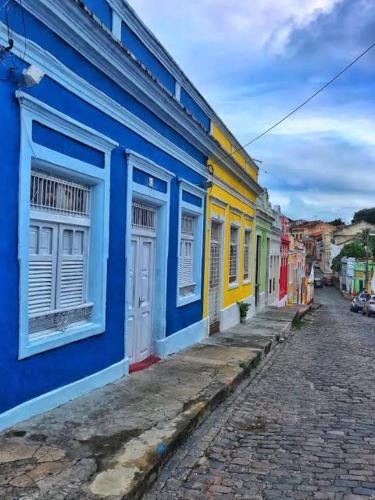 una fila di edifici dai colori vivaci su una strada di Casa Carnaval Olinda a Olinda