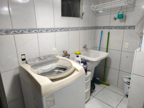 a small bathroom with a toilet and a sink at Seu cantinho em Águas in Águas de Lindóia