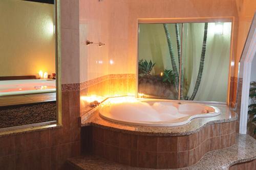a large bath tub in a bathroom with a bath tub at Motel Haraam in Araraquara