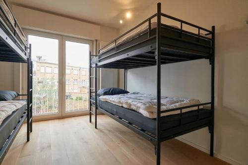 Ce dortoir comprend 2 lits superposés et une fenêtre. dans l'établissement Saint Tropez 0202, à La Panne