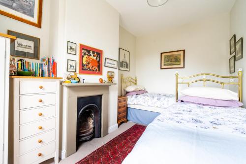 1 Schlafzimmer mit 2 Betten und einem Kamin in der Unterkunft The Victorian House in York