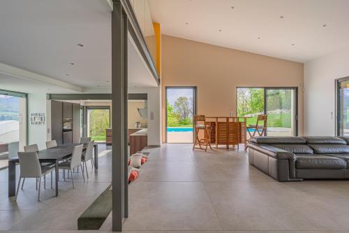un salon avec un canapé et une table dans l'établissement Location maison Villa plein la vue en 360°, à Coublevie