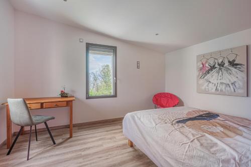 une chambre avec un lit, un bureau et une fenêtre dans l'établissement Location maison Villa plein la vue en 360°, à Coublevie