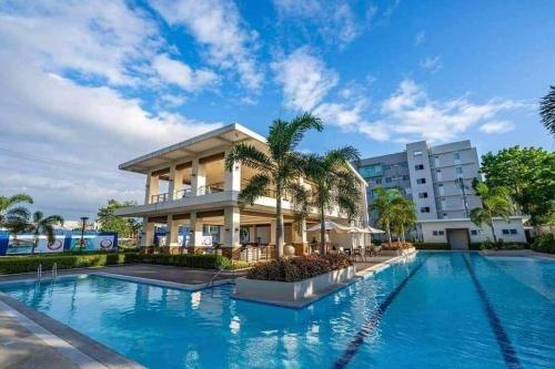 Bazén v ubytování Entire 2BR condo 8 Spatial Maa Davao nebo v jeho okolí