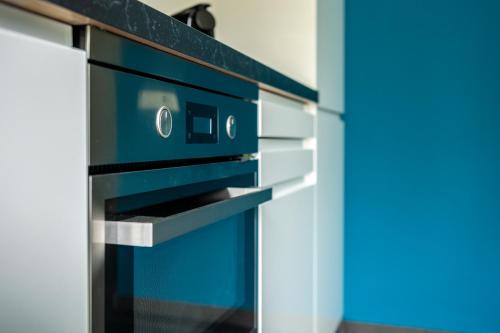 a kitchen with a blue and white stove at Luxe vakantiebungalow casa Cranenweyer in Kerkrade