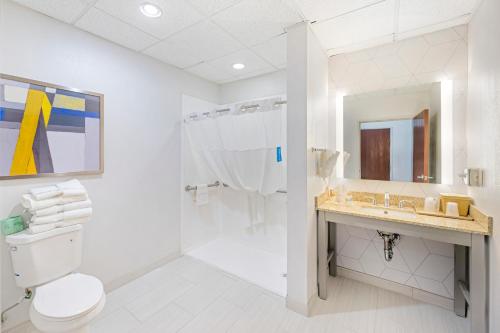 ein Bad mit einem WC, einem Waschbecken und einer Dusche in der Unterkunft Comfort Suites in Pecos