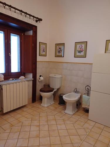 ein Bad mit einem WC und einem Bidet in der Unterkunft Il Giardino Segreto B&B in Trappitello