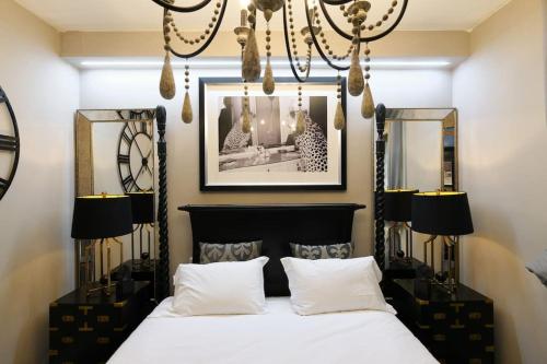 Schlafzimmer mit einem Bett und einem Kronleuchter in der Unterkunft St James Suite in Mailand