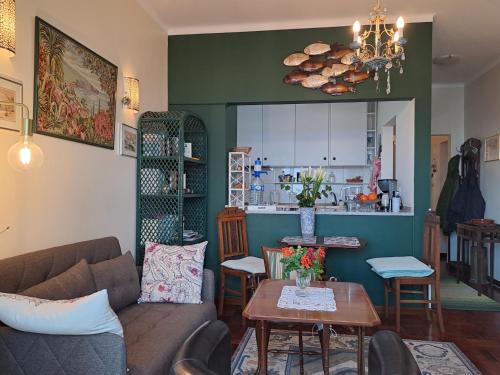 a living room with a couch and a table and a kitchen at Apartment Palma Madeira wandern und tauchen in Caniço