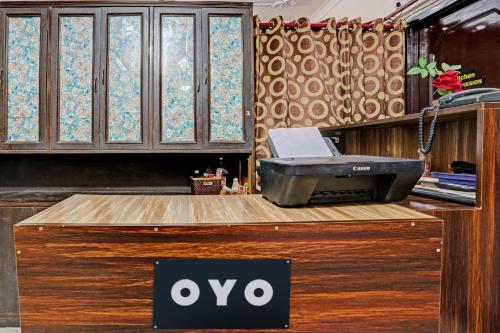 a store with an oo sign on top of a counter at OYO Hotel Trishakti Homestay in Lucknow