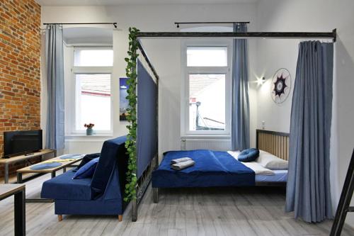 Un pat sau paturi într-o cameră la Apartamenty Matejki