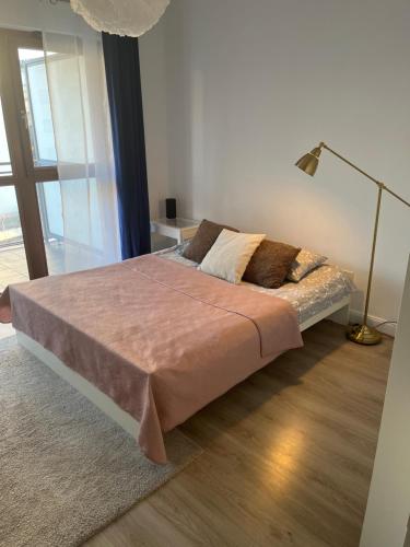 A bed or beds in a room at Apartament JANA KAZIMIERZA 66