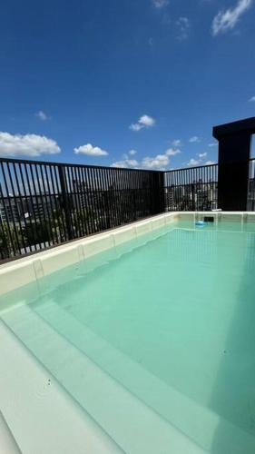 una piscina vacía en la parte superior de un edificio en Depto moderno, Barrio Martín en Rosario