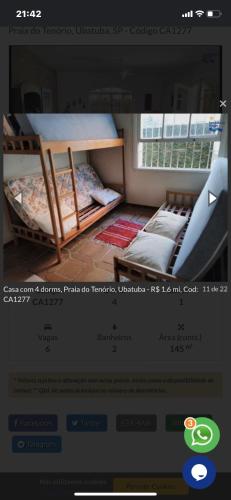 strona internetowa z dwoma łóżkami piętrowymi w pokoju w obiekcie Casa Ubatuba Tenório w mieście Ubatuba