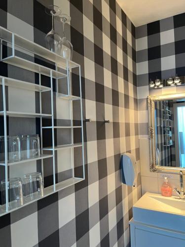 a bathroom with black and white checkered wall at Sportalm Gipfelglück in Lüdenscheid