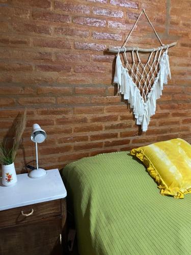 1 dormitorio con cama y pared de ladrillo en Casa de Campo Tierra de ensueños in 
