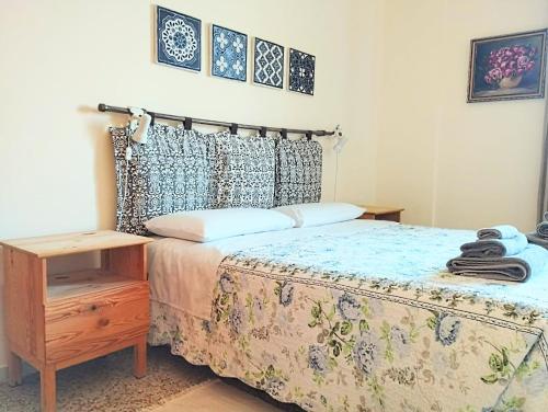 um quarto com uma cama e uma mesa de cabeceira ao lado em Private room and bathroom close to Piazzale Roma in Venice Mestre em Mestre