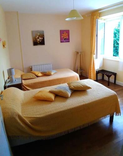 une chambre avec deux lits et une fenêtre dans l'établissement Cottage by the Chateau with pool in National Parc, à Les Salles-Lavauguyon