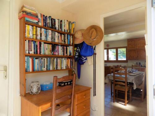 une chambre avec une étagère remplie de livres dans l'établissement Saint Palais sur Mer - MAISON ATYPIQUE à étage avec JARDIN CLOS et TERRASSE, à Saint-Palais-sur-Mer