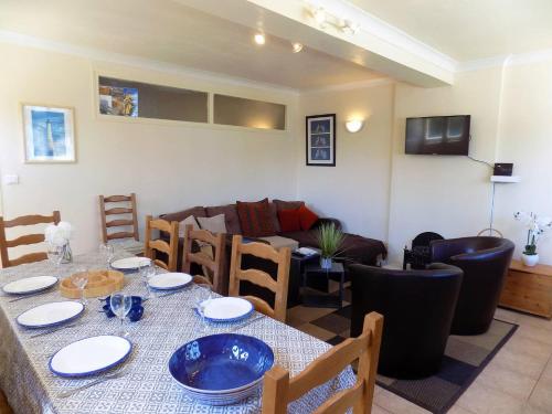 un salon avec une table et un canapé dans l'établissement Saint Palais sur Mer - MAISON ATYPIQUE à étage avec JARDIN CLOS et TERRASSE, à Saint-Palais-sur-Mer