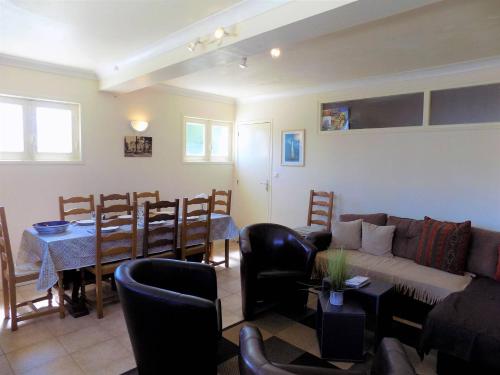 un salon avec un canapé, une table et des chaises dans l'établissement Saint Palais sur Mer - MAISON ATYPIQUE à étage avec JARDIN CLOS et TERRASSE, à Saint-Palais-sur-Mer