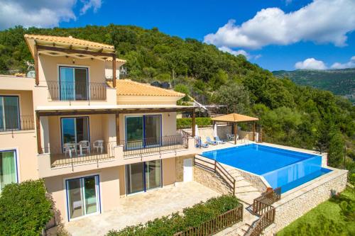 una imagen de una villa con piscina en Villa Columba - Luxury Private Villa in Modern Residence, en Sivota