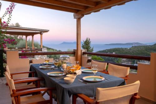Villa Giancarlo - Lovely Villa with Stone and Wood Elements in Sivota Bay