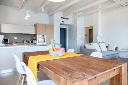 Η κουζίνα ή μικρή κουζίνα στο VILLAS MIRO - Luxury Villas with Direct Sea Access for 14 people