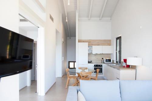 Η κουζίνα ή μικρή κουζίνα στο VILLAS MIRO - Luxury Villas with Direct Sea Access for 14 people