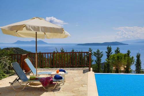 - une paire de chaises et un parasol à côté de la piscine dans l'établissement Villa Auriga - Spacious Villa with Magnificent Sea View, à Sývota