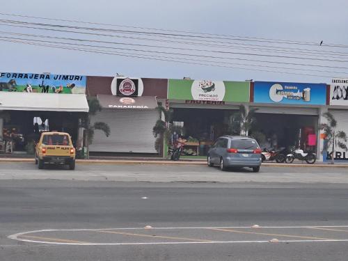 dos autos estacionados frente a una tienda en una calle en PARAISO EN PUNTA DIAMANTE, VISTA AL VOLCAN, VILLA DE ALVAREZ,COL, 