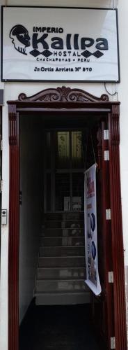 un ingresso a un edificio con un cartello e scale di HOSTAL IMPERIO KALLPA a Chachapoyas