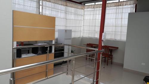 eine Küche mit Küchengeräten aus Edelstahl und einem Tisch in der Unterkunft HOSTAL IMPERIO KALLPA in Chachapoyas