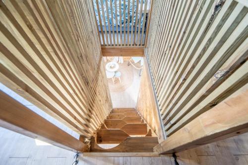 Una vista aérea de una escalera en una casa. en Ti chalet toto, en Saint-Louis