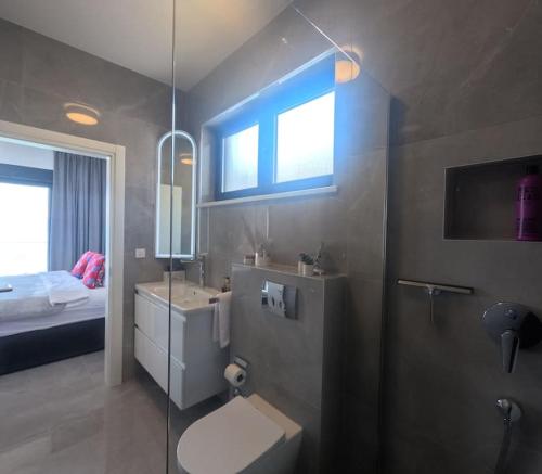 een badkamer met een douche, een toilet en een wastafel bij New! Luxury Boutique Villa Fay, heated Pool, Jacuzzi, Seaview near Split and Omis in Dugi Rat