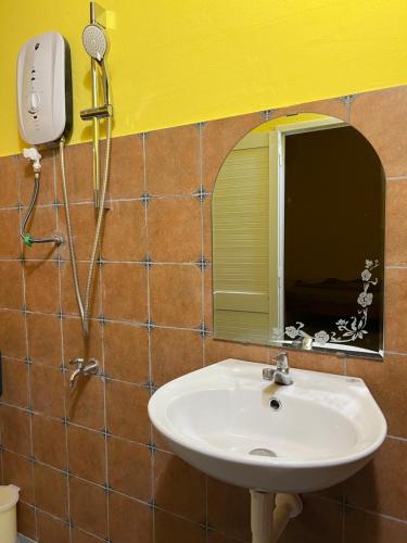 een badkamer met een wastafel en een spiegel bij Lazánia homestay Đất Thánh-số 8a hẻm số 3 Phạm Văn Xuyên in Tây Ninh