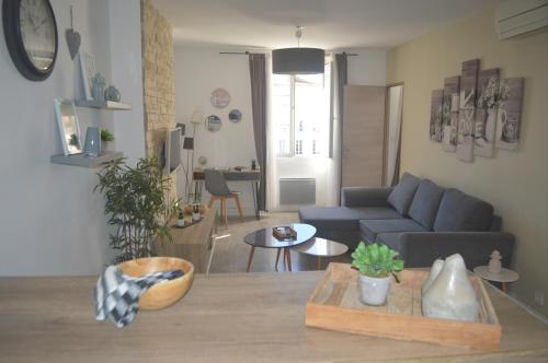 un salon avec un canapé et une table dans l'établissement La moliere de l opéra - Vieux Port, à Marseille