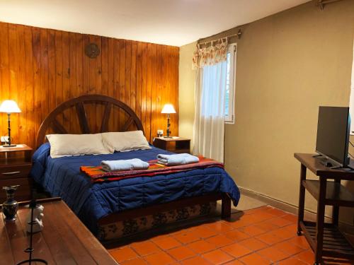 um quarto com uma cama com duas toalhas em Los ciruelos - Casas de Motaña em Tafí del Valle