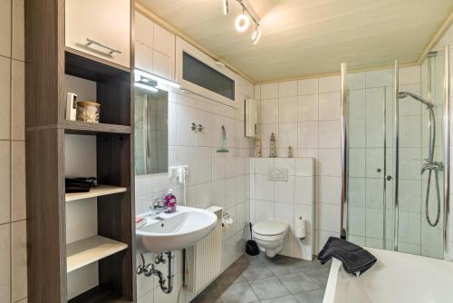 uma casa de banho com um lavatório, um WC e um chuveiro em Ferienwohnung Schumacher em Bad Herrenalb