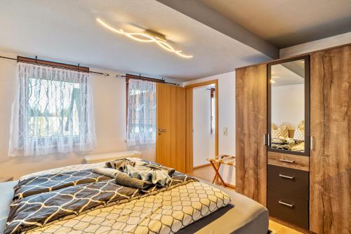 1 dormitorio con cama y ventana grande en Ferienwohnung Schumacher en Bad Herrenalb