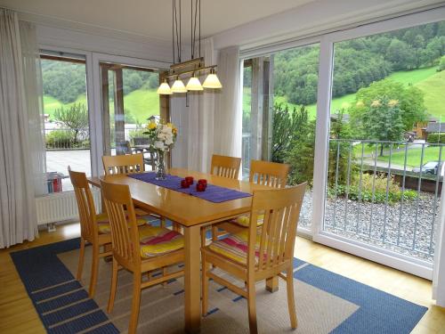 uma sala de jantar com uma mesa de madeira e cadeiras em Colrosa Berendsen Top 7 em Brand