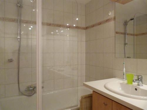 uma casa de banho com uma banheira, um lavatório e um chuveiro em Colrosa Berendsen Top 7 em Brand